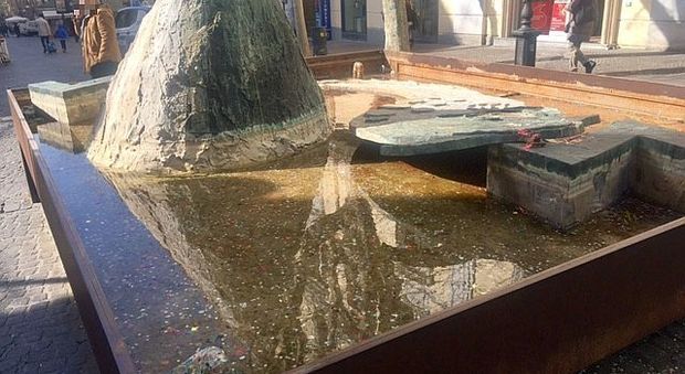Protesta al Vomero: «Spostate la fontana, non c'è manutenzione»