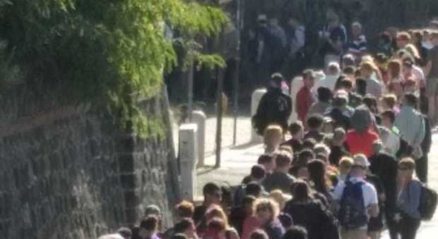 Caos agli Scavi di Pompei: internet in tilt e niente biglietti, turisti in fila per ore