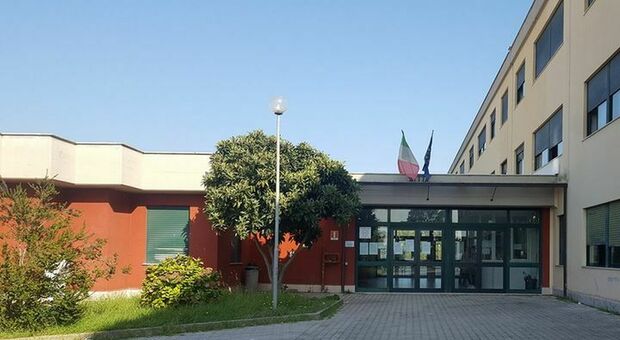 Tosse e bruciori tra gli studenti, evacuato il plesso A del Liceo Meucci di Aprilia