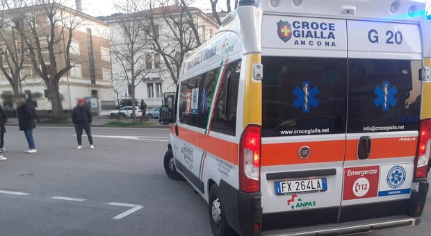 Ancona, attraversa la strada e una Smart lo centra in pieno: 54enne al pronto soccorso