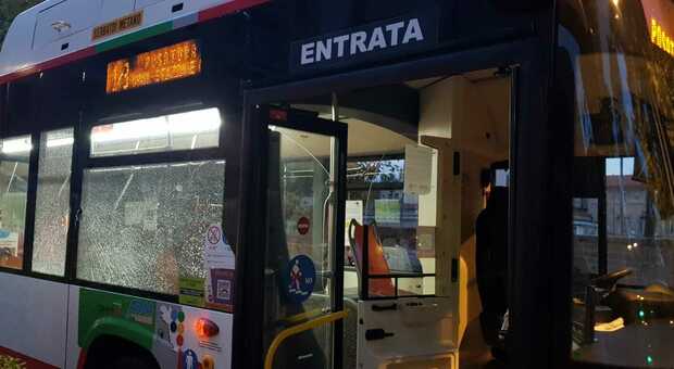 Il presidente di Conerobus avvisa: «Lotta serrata agli scrocconi dei bus, aumenteremo il prezzo dei biglietti»