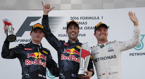 Gp Malesia, doppietta Red Bull, Vettel al via centra Rosberg che con la sua Mercedes rimonta fino al terzo posto