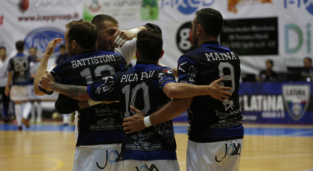 L'abbraccio dei giocatori nerazzurri dopo l'ultima vittoria interna con il Futsal Isola