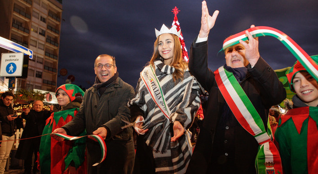 Miss Italia al taglio del nastro: inaugurato il mercatino di Natale