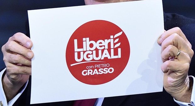 Grasso mostra il simbolo di Liberi e Uguali (ansa)