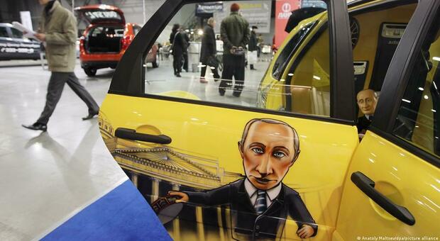 Russia, mercato automobilistico in crisi: perché le auto non escono dagli showroom