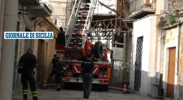 Paura a Palermo, crolla palazzina in centro: si scava sotto le macerie