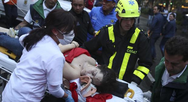 Bogotà, bomba esplode nel bagno delle donne del centro commerciale: 3 morte (Ap/Epa)