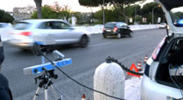 Viterbo, ciclista insulta i vigili con l'autovelox: «Spero che qualcuno ve lo spacchi in testa»