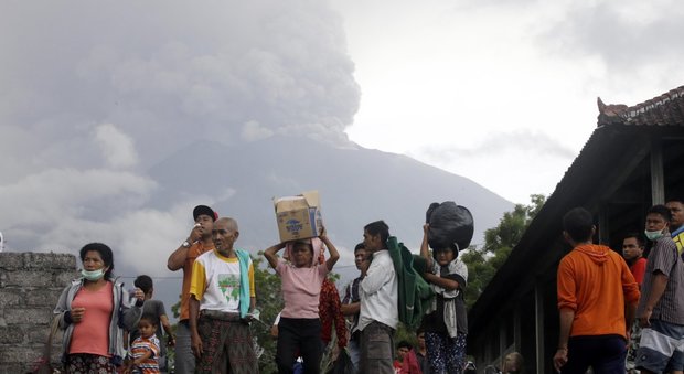 Bali, erutta il vulcano Agung: colonna di fumo alta 4 chilometri, decine di voli cancellati