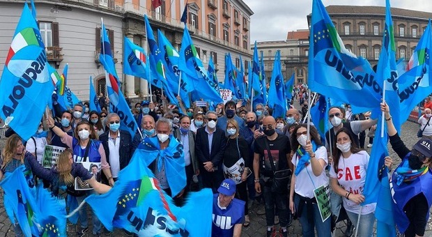 Scuola, sciopero a Napoli: i lavoratori della Uil manifestano al Plebiscito