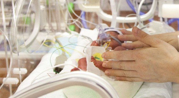 Neonato muore nella sala del pediatra: «Stroncato da un arresto cardiaco»
