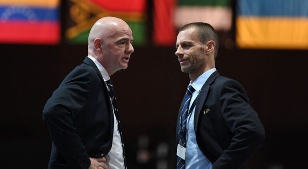 Il presidente della Fifa Gianni Infantino (a sinistra) e quello della Uefa Aleksander Ceferin