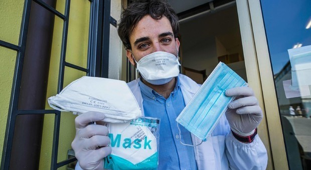 Coronavirus, come conservare la mascherina: mai toccare la stoffa e riporla in un sacchetto