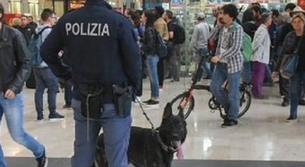 Controlli della polizia in stazione a Padova