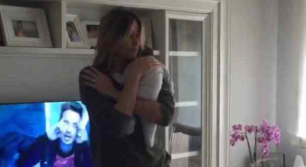 Elena Santarelli balla con la neonata in braccio: «Ecco il mio sabato sera scatenato»