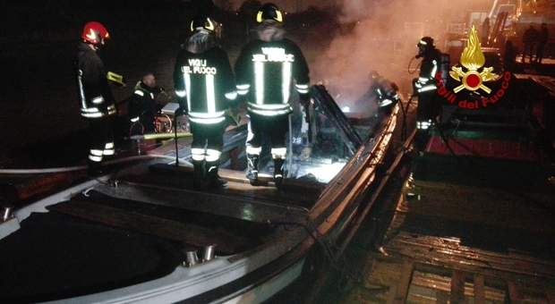 Tremendo incendio a San Giuliano: barca in fiamme, forse è doloso