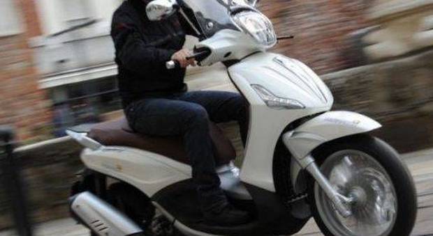 Rapina iPhone a Napoli, la polizia lo insegue: incidente con lo scooter, è grave