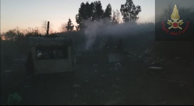 Incendio in un campo rom: nessun ferito, le fiamme domate dai Vigili del Fuoco