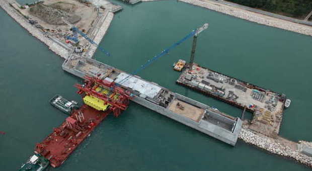 Mose, installata l'ultima paratoia alla bocca di porto di Lido Nord
