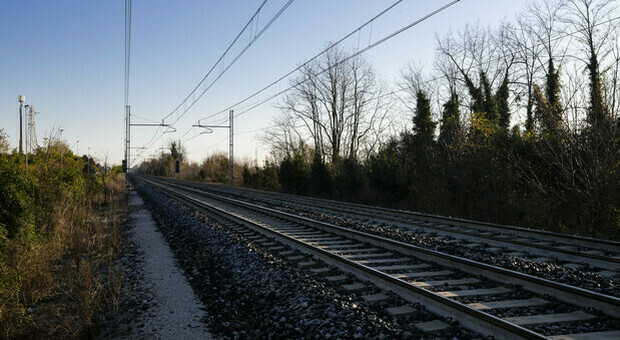Treviso, suicida a 18 anni sotto il treno merci: aveva lasciato un biglietto di addio ai genitori