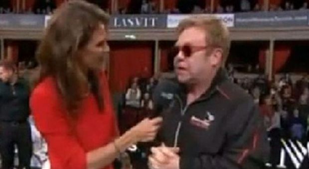 Elton John cade dalla sedia al tennis: lo aiuta McEnroe