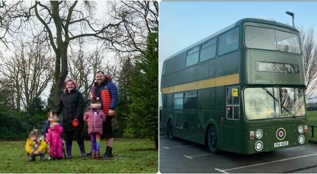 Famiglia di sei persone lascia casa e va a vivere in un autobus a due piani: «Così risparmiamo oltre 1000 euro al mese»
