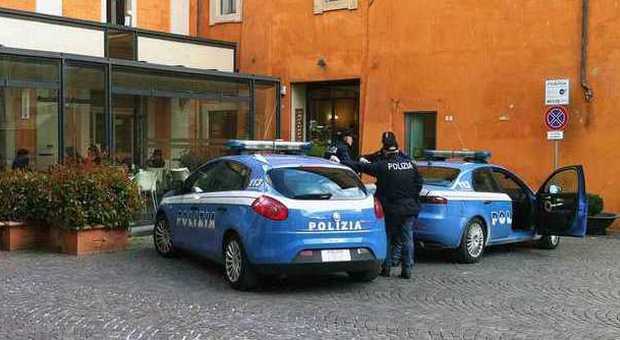 Rieti, pugni e schiaffi tra due avventori al bar Gengarelli in piazza Vittorio Emanuele Uno in ospedale, intervento della Polizia