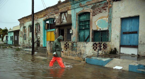 Cuba, evacuati 5mila turisti. Onde fino a 9 metri