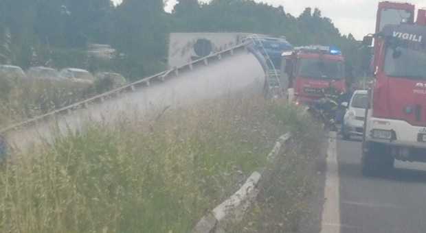 Incidente sulla statale del Vesuvio: cisterna si ribalta, grave conducente