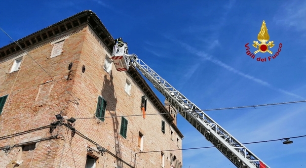 L'intervento dei vigili del fuoco al Castello di Castelferretti