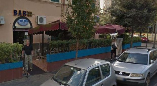 Roma, aggredisce titolare e dipendenti di un bar con ascia e martello: arrestato