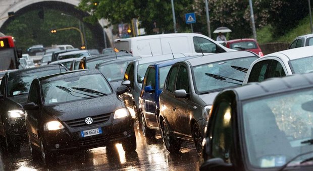 Roma, pioggia e vigili in ferie: weekend da incubo per il traffico