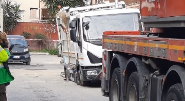 Voragine a Caivano al passaggio di un camion dei rifiuti: forse è una perdita idrica