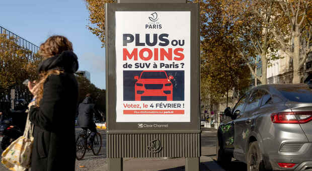 Una locandina che pubblicizza a Parigi il referendum anti-suv