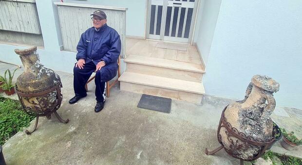 Anfore romane in giardino, l'ex pescatore 94enne indagato: «Sono lì da 60 anni, non andrò in Tribunale»