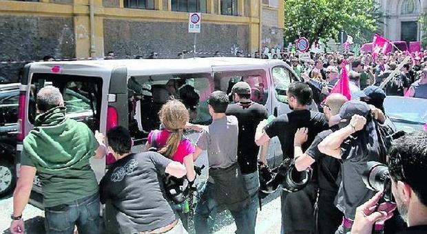 Roma, scontri al corteo di Casapound: arrestati 4 antagonisti