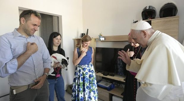 Blitz di Papa Francesco nelle zone del terremoto: a Camerino tra le case degli sfollati