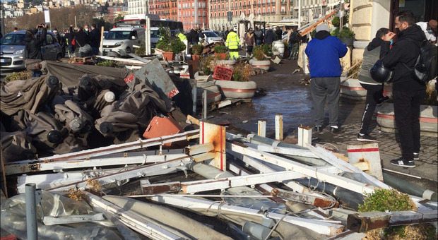 Napoli, dopo la mareggiata e i danni c'è la rabbia dei ristoratori: «Adesso sarà tutto più difficile»