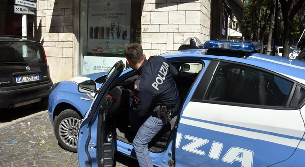Roma, uccide moglie a coltellate in strada: fermato dai passanti e arrestato dalla polizia. Colpita almeno 10 volte