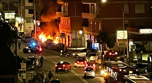 Paura a Roma, incendio nei pressi di un supermercato: le fiamme avvolgono il primo piano di una palazzina