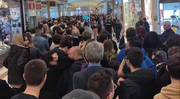 Tutti pazzi per Apple: a Casamassima in centinaia in fila per l'apertura del nuovo store