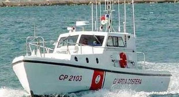 Barca a vela in difficoltà a Brindisi, soccorsi diportisti