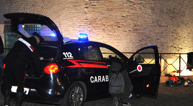 San Giorgio, lancia scatolette alle auto e sputa ai carabinieri: «Ho tubercolosi»