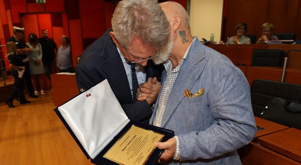 Il sindaco Manfredi consegna il premio al custode del Maschio Angioino