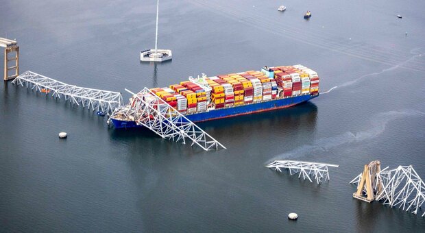 Baltimora, analisi su container danneggiati del cargo che ha fatto crollare il ponte: «Materiale potenzialmente pericoloso»