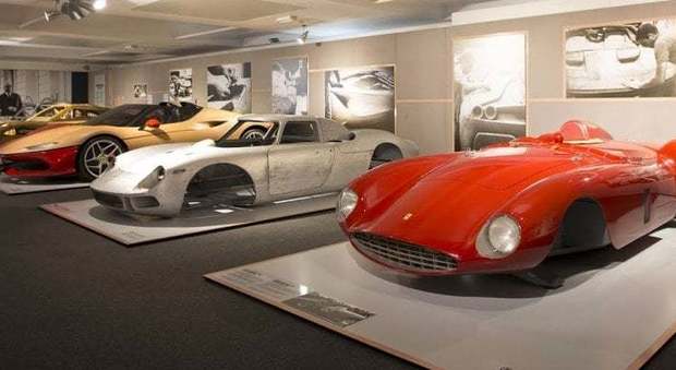 Una delle sale della mostra Ferrari "Under the Skin" a Londra