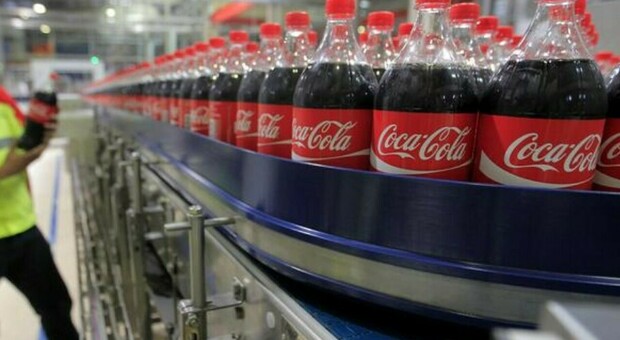 Coca Cola, scatta il ritiro dai supermercati italiani: «Bottiglie sbagliate». Cosa sta succedendo