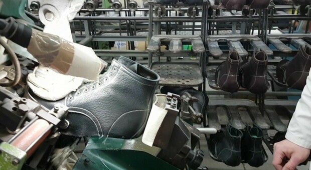Monte San Pietrangeli, compra una fornitura di scarpe da un milione ma non ha i soldi per pagare: azienda nei guai