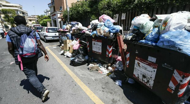 Benvenuti nella Capitale dei rifiuti: fa caldo, aria irrespirabile nelle strade. Allarme per le condizioni igienico-sanitarie